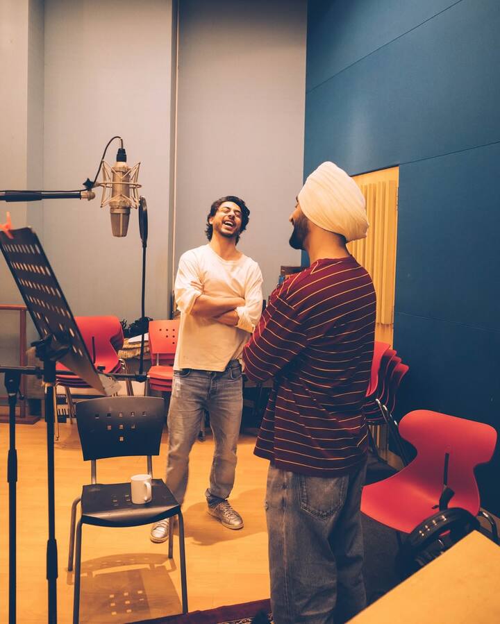 ये बीटीएस तस्वीरें तेजी से वायरल हो रही हैं और फैंस इस जोड़ी के मजेदार अंदाज को देखकर बेहद एक्साइटेड हैं.