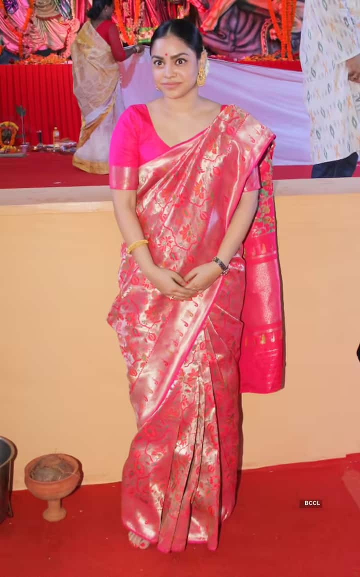 'The Kapil Sharma Show' fame Sumona Chakraborty is also included in this list. Sumona, who has shown her strong acting in many films, television serials and comedy shows, celebrates the festival of Durga Puja with pomp.