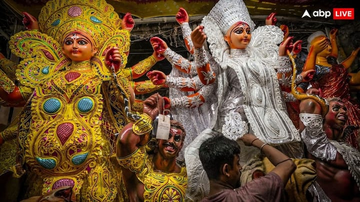 When a large part of Kolkata was in the grip of communal frenzy on August 16, 1946, a resident of a locality in South Kolkata, Hindustan Park-Purndas Road-Lake, to prevent the miscreants from disturbing peace in the area. Nearly eight decades later, the social worker association has refreshed the memories of its first Durga Puja of 1946 through flex and models.