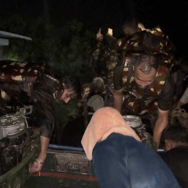 एनडीआरएफच्या जवांनाच्या मदतीने ओम राजेनिंबाळकर स्वतः या कार्यात सहभागी होऊन कुटुंबाला सुखरुप पणे बाहेर काढण्यासाठी सहभागी झाले. आज संध्याकाळी 8 वाजता या सर्वांना वाचवण्यात यश आल्याने मनाला खूप समाधान मिळाले, असं ओम राजेनिंबाळकर म्हणाले.