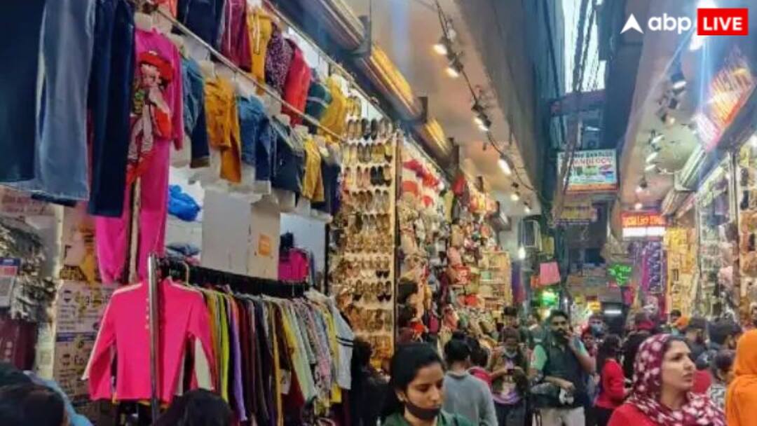 Navratri 2025: नवरात्रि पर लोगों में भारी उत्साह, बाजारों में बढ़ी रौनक, GST सुधार के बीच व्यापारियों को इतने कारोबार की उम्मीद Noida Markets Full with Customers Amid Navratri 2025 Excitement in peoples Navratri 2025: नवरात्रि पर लोगों में भारी उत्साह, बाजारों में बढ़ी रौनक, GST सुधार के बीच व्यापारियों को इतने कारोबार की उम्मीद