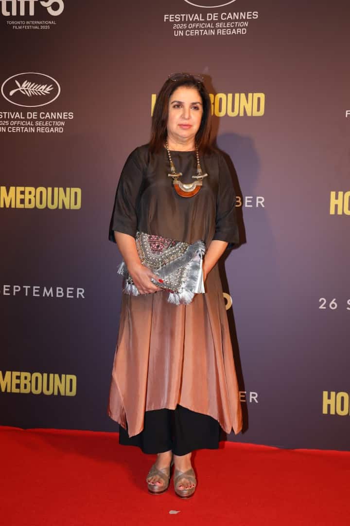 फिल्ममेकर फराह खान भी होमबाउंड देखने के लिए पहुंचे. उन्होंने ब्लैक शेड की आउटफिट पहनी थी.