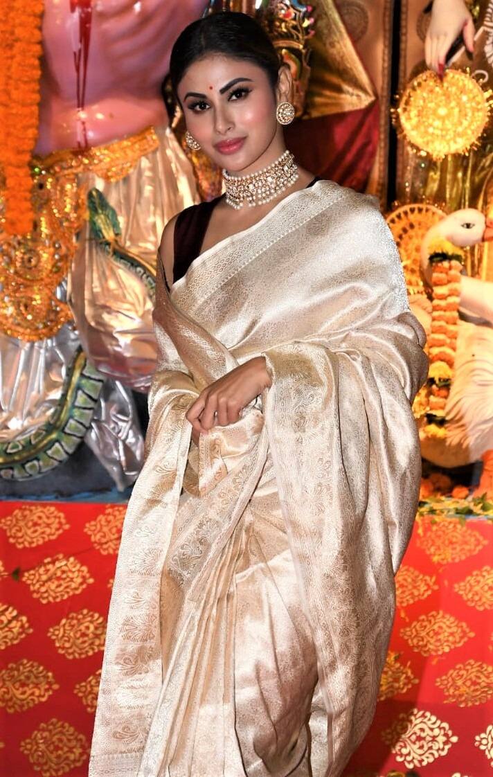 इस लिस्ट में बंगाली ब्यूटी मौना रॉय का नाम भी शामिल है. टेलीविजन से बॉलीवुड तक का सफर तय कर चुकीं मौनी भी दुर्गा पूजा बड़े धूमधाम से मनाती हैं.पिछले साल मौनी की पूजा पंडाल से कई सारी तस्वीरें वायरल हुई थीं