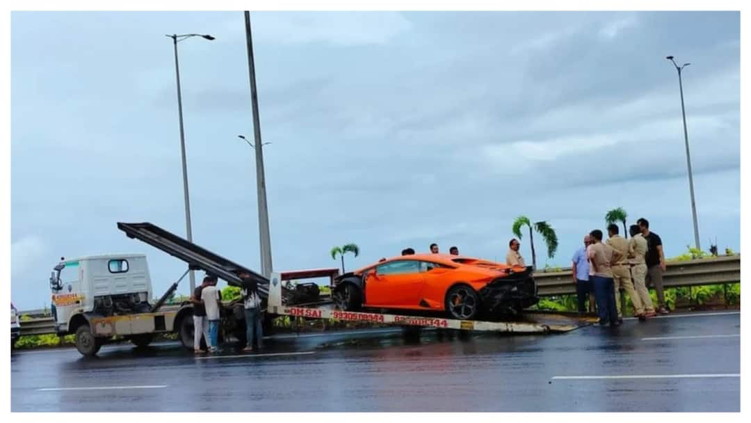 Speeding Lamborghini Crashes Into Divider In Mumbai Watch Video Speeding Lamborghini Crashes Into Divider In Mumbai: Watch