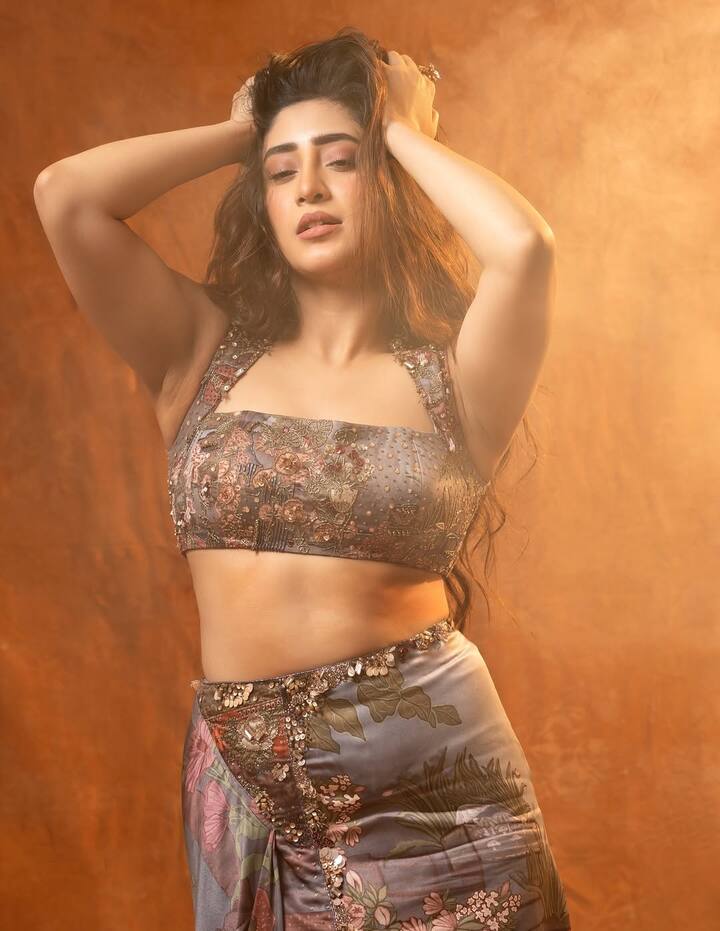यह लुक ट्रेडिशनल और मॉडर्न का परफेक्ट मिक्स है. कलर कॉम्बिनेशन, फैब्रिक की फॉल और मेकअप सब कुछ इतना बैलेंस्ड है कि शिवांगी की खूबसूरती और आउटफिट दोनों ही पूरी तरह से ग्लो कर रहे हैं.