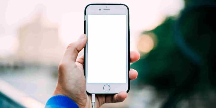 अगर लोकेशन बैकग्राउंड में किसी ऐप के लिए चालू है जैसे मौसम ऐप या फिटनेस ट्रैकर, तो यह प्रति घंटे 1% से 3% तक बैटरी खा सकता है. हाई-एंड स्मार्टफोन्स में बैटरी खपत थोड़ी कम होती है क्योंकि उनमें GPS चिप और प्रोसेसर ज्यादा पावर-एफिशिएंट होते हैं.