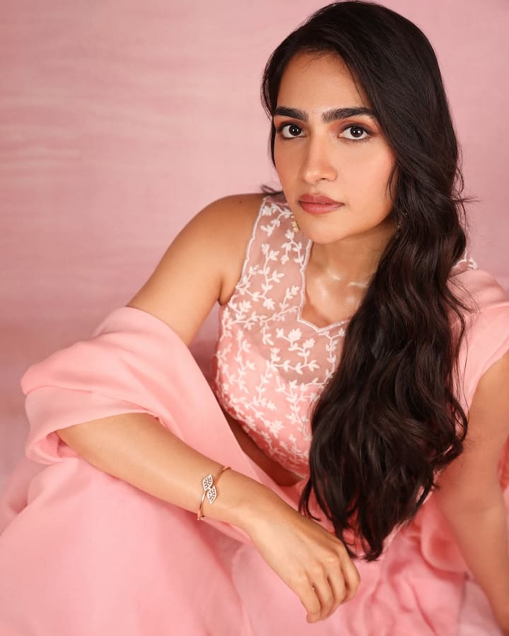 सोशल मीडिया पर हसीना काफी एक्टिव रहती हैं और अपनी दिलकश अदाओं से सभी को अपना मुरीद बना लेती हैं. एक्ट्रेस की तस्वीरों पर भी फैंस जमकर लाइक्स और कॉमेंट्स करते हैं. रुक्मिणी की हर अदा वाकई आपको उनका दीवाना बना देगी.