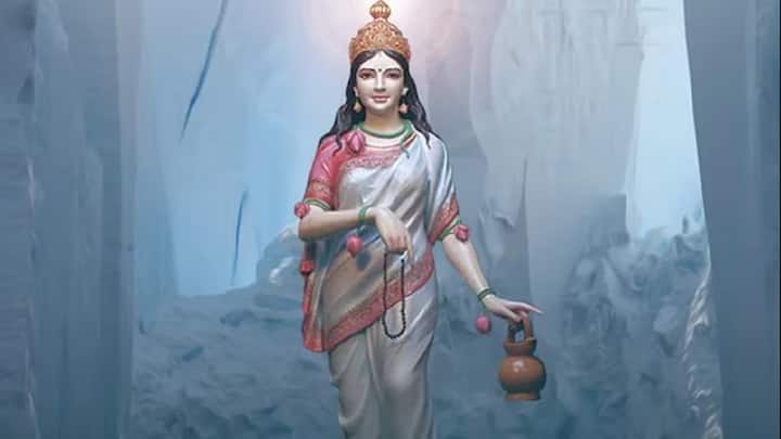 नवरात्रि के दूसरे दिन ब्रह्मचारिणी की पूजा की जाती है। इस स्वरूप को तप और संयम का प्रतीक माना जाता है। इस दिन देवी का हरे रंग की वस्तुओं से श्रृंगार करें। देवी के इस स्वरूप की पूजा करने से जीवन में शांति आती है।