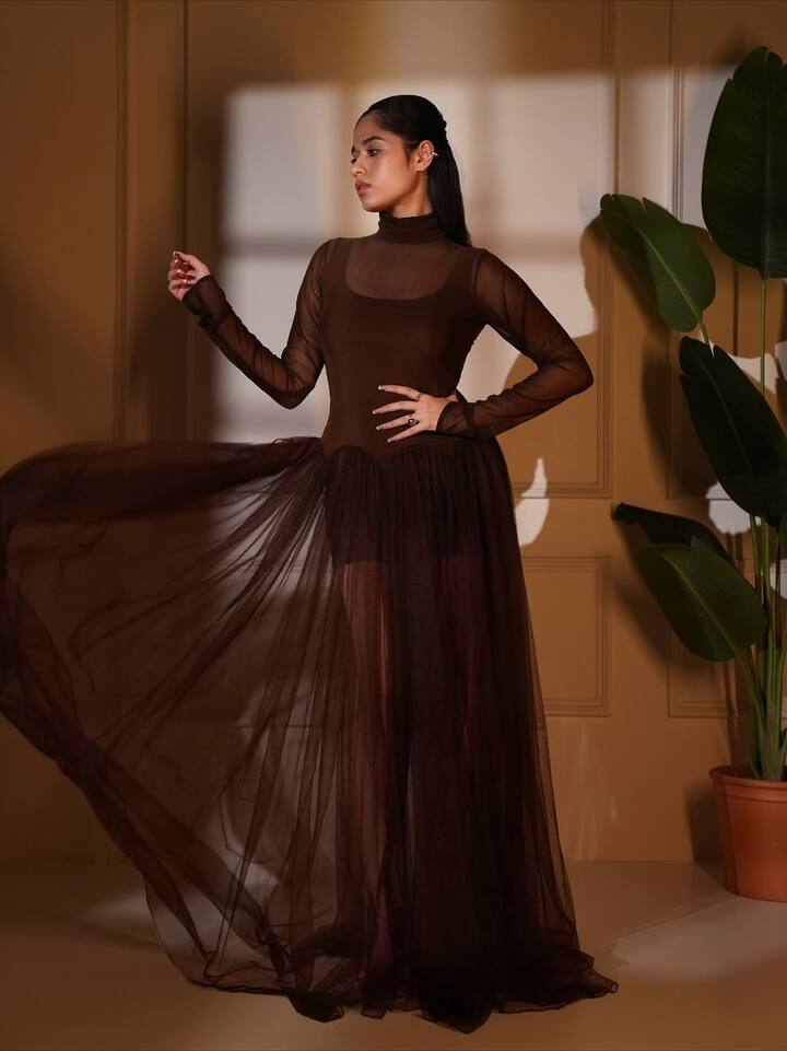 Jannat embraced a soft-glam makeup look with a dewy base, a hint of pink blush, natural eyeshadow, perfectly groomed brows, and nude lipstick that highlighted her natural beauty.