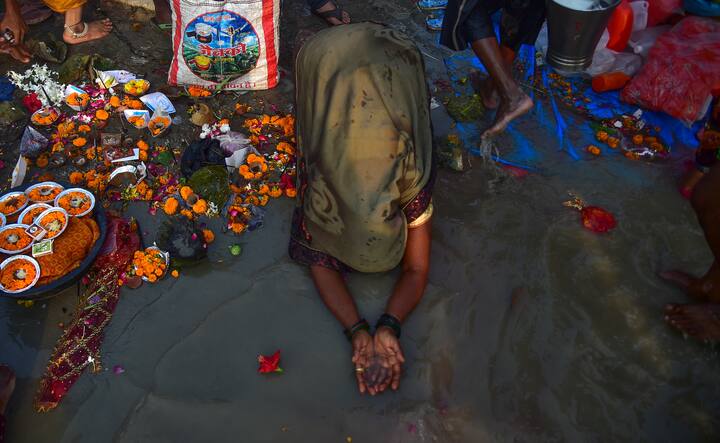 दुर्गाकुण्ड मंदिर के पुजारी कौशल गुरु ने बताया कि नवरात्रि के पहले दिन भोर से ही श्रद्धालु मंदिर में कतार लगाकर दर्शन पूजन कर रहे है, भोर में मंगला आरती के बाद से भक्तजन कतारों में लगकर माता का दर्शन-पूजन कर रहे हैं.