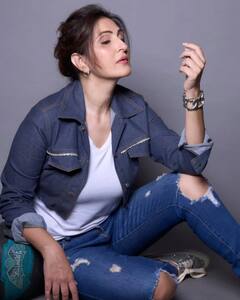 राज बब्बर की 'बेटी' की 10 तस्वीरें, करीना कपूर और कैटरीना कैफ से ग्लैमर में 46 साल की जूही हैं चार कदम आगे