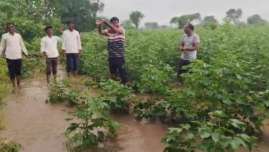 मराठवाड्यात अतिवृष्टी, ढगफुटी सदृश्य पावसाने एका रात्रीत होत्याचं नव्हतं झालं; रस्ते पाण्याखाली, गावांचा संपर्क तुटला