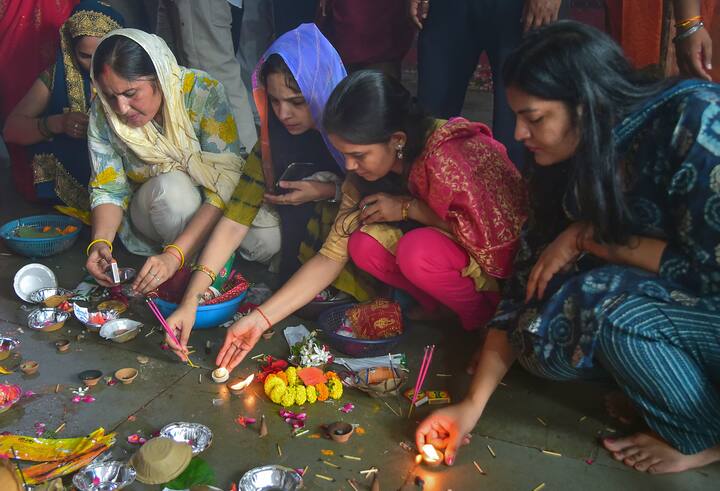 श्री काली देवी मंदिर के मीडिया प्रभारी रमन टंडन ने बताया, 'इस नवरात्रि का विशेष महत्व है क्योंकि माना जाता है कि मां दुर्गा हाथी पर सवार होकर आ रही हैं, जिसे बहुत शुभ माना जाता है. यह विशेष रूप से व्यापारियों और कृषि क्षेत्र से जुड़े लोगों के लिए समृद्धि और सौभाग्य लेकर आएगा.'
