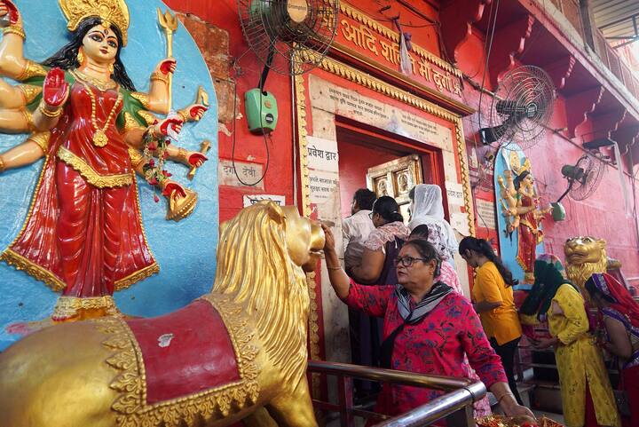 अपर पुलिस अधीक्षक (नगर) आशना चौधरी ने कहा कि व्यवस्था बनाए रखने और भक्तों की सुरक्षा सुनिश्चित करने के लिए प्रमुख मंदिरों के बाहर पुलिस पंचायत किया गया है. इनमें पर्याप्त संख्या में महिला पुलिसकर्मी भी शामिल हैं.