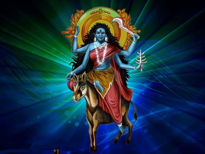 सातवें दिन कालरात्रि की पूजा की जाती है। इनकी पूजा में नीले रंग का विशेष महत्व है। यह रंग नकारात्मक ऊर्जाओं को दूर करता है।