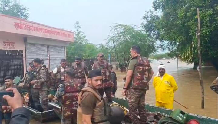 हेलिकॉप्टर ऑपरेशनला सतत पडणाऱ्या पावसामुळे अडथळे येत आहेत. त्यामुळे काही ठिकाणी बचाव कार्यासाठी मिलिटरीच्या बोटी उतरवण्यात येत आहेत.