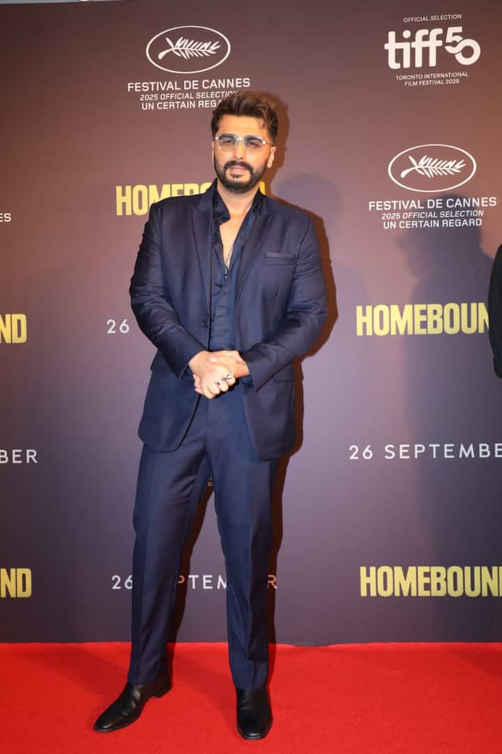 अर्जुन कपूर फिल्म ‘होमबाउंड’ की स्क्रीनिंग में डैशिंग लुक में दिखे. उन्होंने ब्लू सूट में पैप्स को खूब पोज दिए.