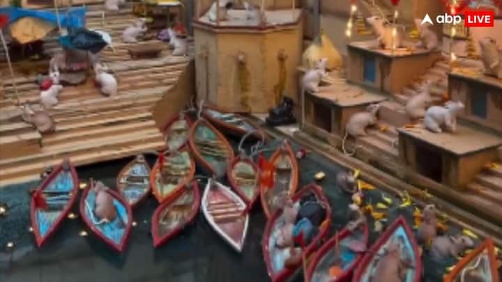 To show these ghats, a picture of the ghat of Varanasi has been prepared. Where by boat, stairs, shops and many types of artwork are shown, which reminds of Dashashwamedh Ghat in Varanasi.