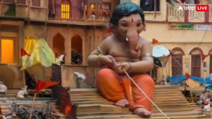 At the same time, the Banerjeepada Puja Temple Committee in Shyamnagar north of Kolkata has shown the ghats of Varanasi to highlight the issue of pollution of the river.