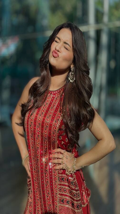 સિમ્પલ ડ્રેસમાં જોવા મળી એક્ટ્રેસ અવનીત કૌર