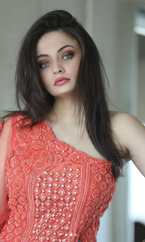 The film was Sneha's debut movie, in which she played a romantic role. The film was not very successful at the box office, but Sneha's beauty and Aishwarya similar to Aishwarya made her into the headlines overnight.