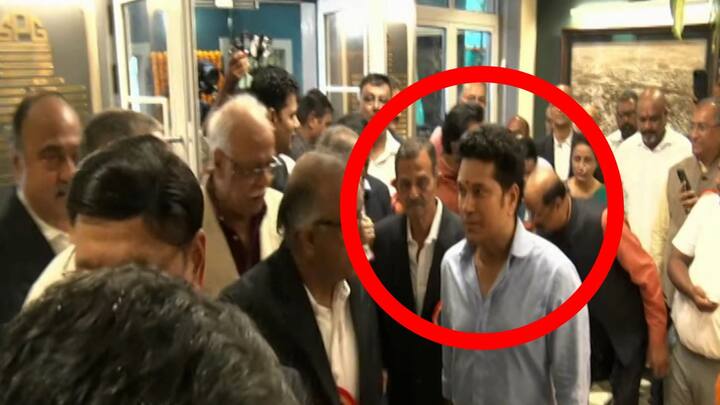 सचिन तेंडुलकर यांच्या उपस्थितीत होत असलेल्या या कार्यक्रमाप्रसंगी सदा सरवणकर हे चक्क राज ठाकरेंच्या पाया पडल्याचं पाहायला मिळालं.