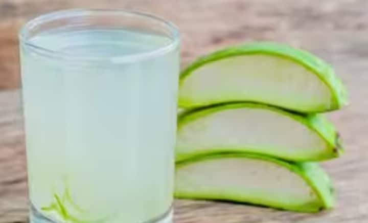 एलोवेरा जूस: शरीर से विषाक्त पदार्थों को बाहर निकालता है। पेट साफ़ रखता है और रोग प्रतिरोधक क्षमता बढ़ाता है। त्वचा के स्वास्थ्य में भी सुधार करता है। एलोवेरा जेल को पानी में मिलाकर दिन में एक बार पिएँ। स्वाद के लिए आप इसमें नींबू भी मिला सकते हैं।