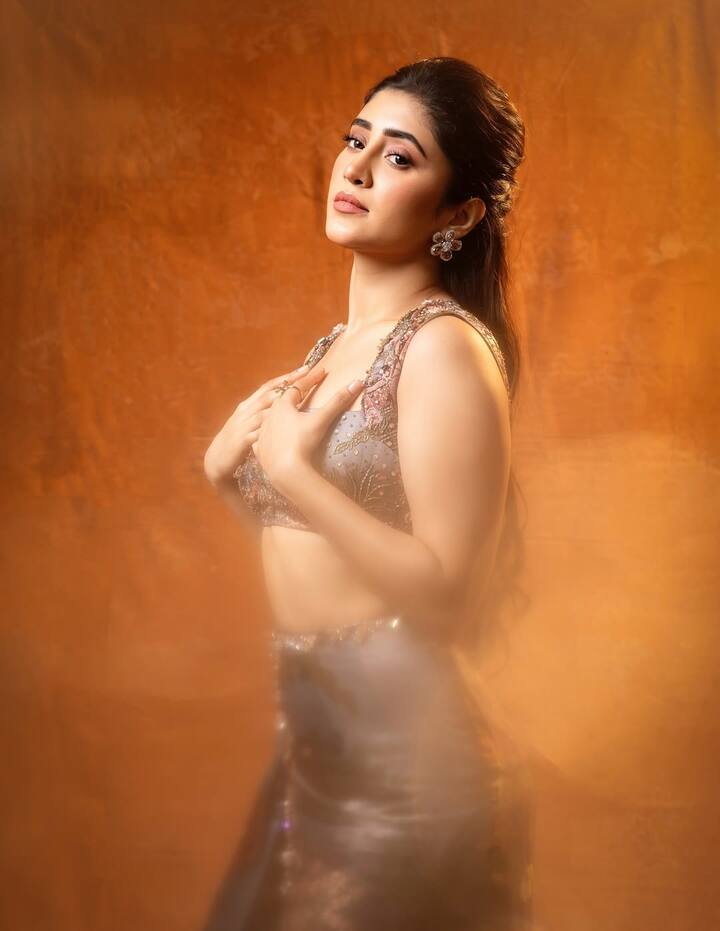 લોકપ્રિય ટેલિવિઝન અભિનેત્રી શિવાંગી જોશી તેના અભિનય અને સ્ટાઇલિશ અંદાજ માટે જાણીતી છે. તાજેતરમાં તેણે ક્રોપ ટોપ અને લાંબા સ્કર્ટમાં ફોટોશૂટ કરાવ્યું હતું, જેમાં તેનો કિલર સ્ટાઇલ અને ગ્લેમરસ લુક દર્શાવવામાં આવ્યો હતો.