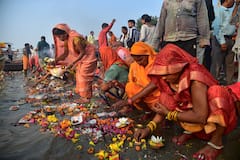 नवरात्र के पहले दिन प्रयागराज, वाराणसी, लखनऊ, मीरजापुर के मंदिरों में भक्तों का तांता, देखें ये दिलचस्प तस्वीरें