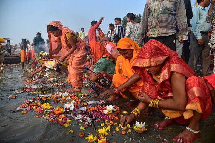 नवरात्र के अवसर पर सभी देवी मंदिरों को सजाया गया. माता के मंदिरों में सुबह से ही भजन-कीर्तन और दर्शन-पूजन करने वालों का तांता लगा हुआ है.