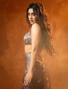 शिवांगी जोशी ने क्रॉप टॉप के साथ लॉन्ग स्कर्ट में दिखाई कातिल अदाएं, एक्ट्रेस की तस्वीरें पर हार बैठेंगे दिल