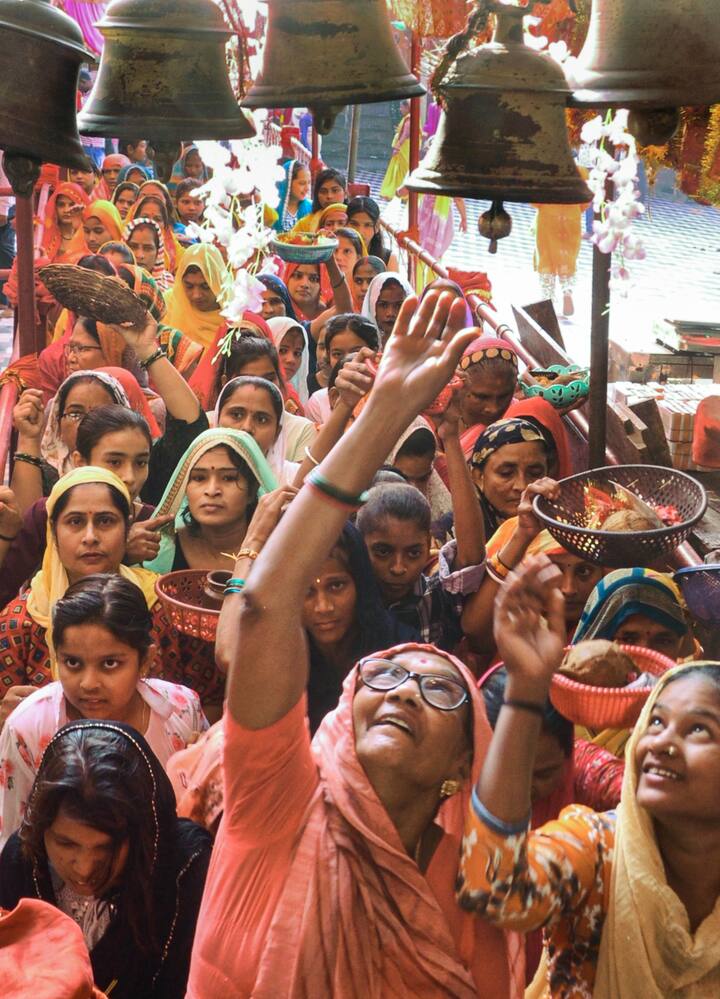 मिर्जापुर में भी प्रसिद्ध विंध्याचल मंदिर के बाहर दर्शन के लिए भक्तों की व्यापक भीड़ देखी गई. लखनऊ में, चंद्रकी देवी, काली बाड़ी और अन्य मंदिरों में भी भक्तों का तांता लगा रहा.