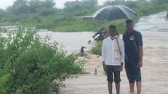 गावात पाणी, घरात पाणी, शेतातली पीकं पडली आडवी; सोलापूर, धाराशिवमध्ये शेतकऱ्यांच्या डोळ्यात अश्रूंच्या धारा