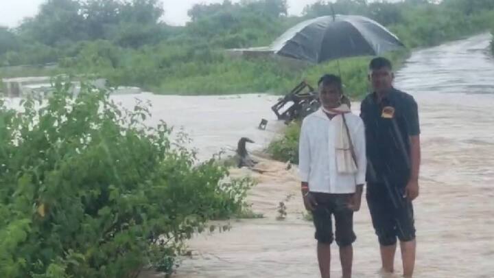 सोलापूर आणि धाराशिव जिल्ह्यात सोमवारी मध्यरात्रीपासून मुसळधार पाऊस पडत असून शेतकऱ्यांच्या पीकांचे अतोनात नुकसान झालं आहे.