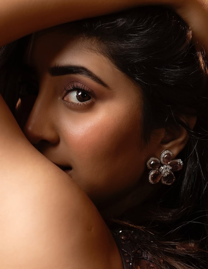 मेकअप बहुत ही सॉफ्ट और न्यूड टोन में किया गया है. हल्का आईशैडो, आईलाइनर और मस्कारा उनकी आंखों को हाईलाइट कर रहा हैं, जबकि न्यूड पिंक शेड की लिपस्टिक और चीकबोन्स पर हल्का ब्लश और हाईलाइटर का टच उनके लुक को पूरी तरह से कम्पलीट कर रहा है.