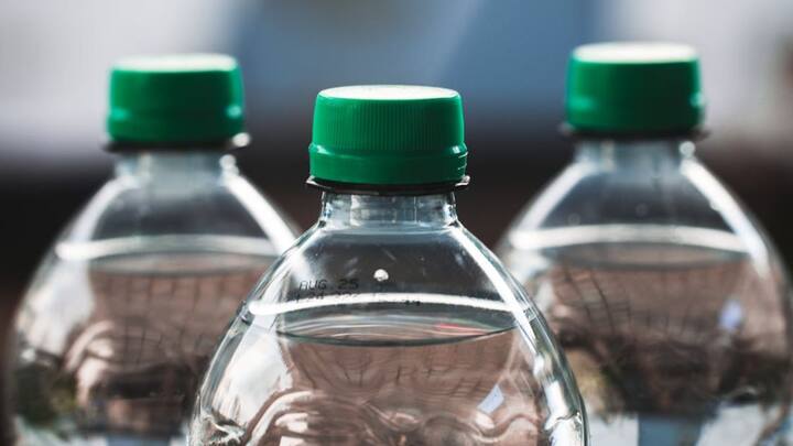 रेल नीर IRCTC द्वारा निर्मित है और इसकी सप्लाई देशभर के रेलवे स्टेशनों और ट्रेनों में की जाती है. लेकिन कई बार यात्रियों के साथ अक्सर यह समस्या देखने को मिलती है कि वेंडर नए रेट लागू होने के बावजूद पुराने दाम वसूलते हैं.