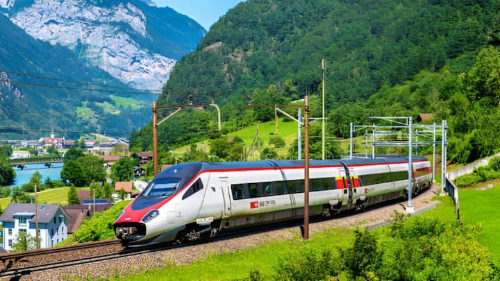 यह प्रक्रिया ऑनलाइन भी पूरी की जा सकती है, लेकिन ध्यान देने वाली बात यह है कि रिफंड केवल उन्हीं यात्रियों को मिलता है जिनका टिकट कंफर्म हो. अगर दावा सही पाया जाता है तो 15 से 45 दिनों के भीतर टिकट का पैसा यात्री के खाते में वापस कर दिया जाता है.