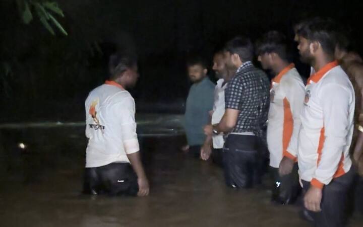 ओम राजेनिंबाळकर यांनी वडनेर ता. परंडा येथे एका कुटुंबाच्या बचाव कार्यात एनडीआरएफच्या पथकासोबत सहभाग घेतला. याबाबत त्यांनी फेसबुकवर पोस्ट केली आहे.