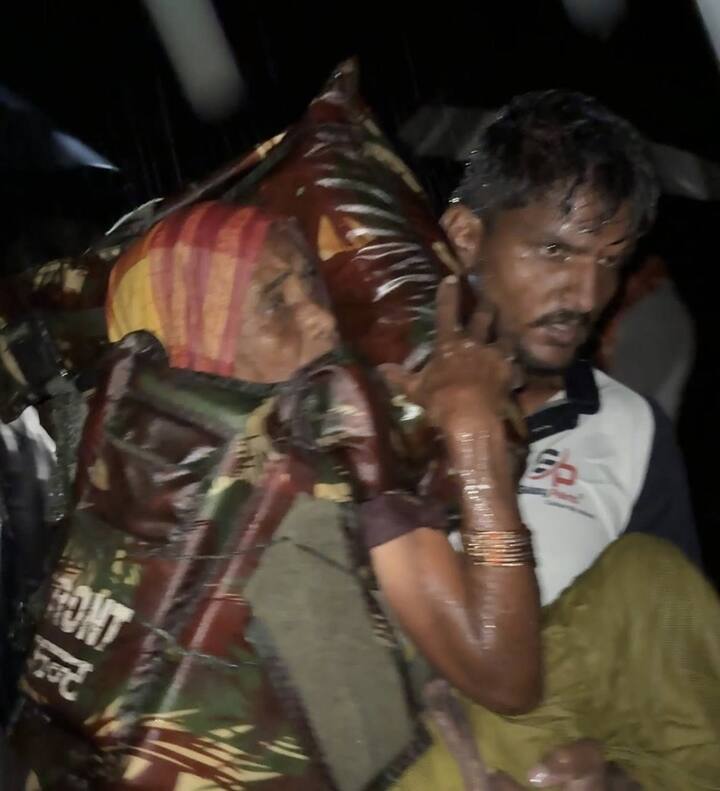 ओम राजेनिंबाळकर यांच्या पोस्टनुसार आज वडनेर ता.परंडा येथे अतिवृष्टीमुळे आलेल्या पुरात एकाच कुटुंबातील एक आजी व 2 वर्षाचा मुलगा व 2 व्यक्ती रात्री 2 पासून पूर्ण पाण्याने वेढले होते व स्वतःच्या घरावर अन्न व पाण्यविणा मदतीच्या अपेक्षेने अडकले होते