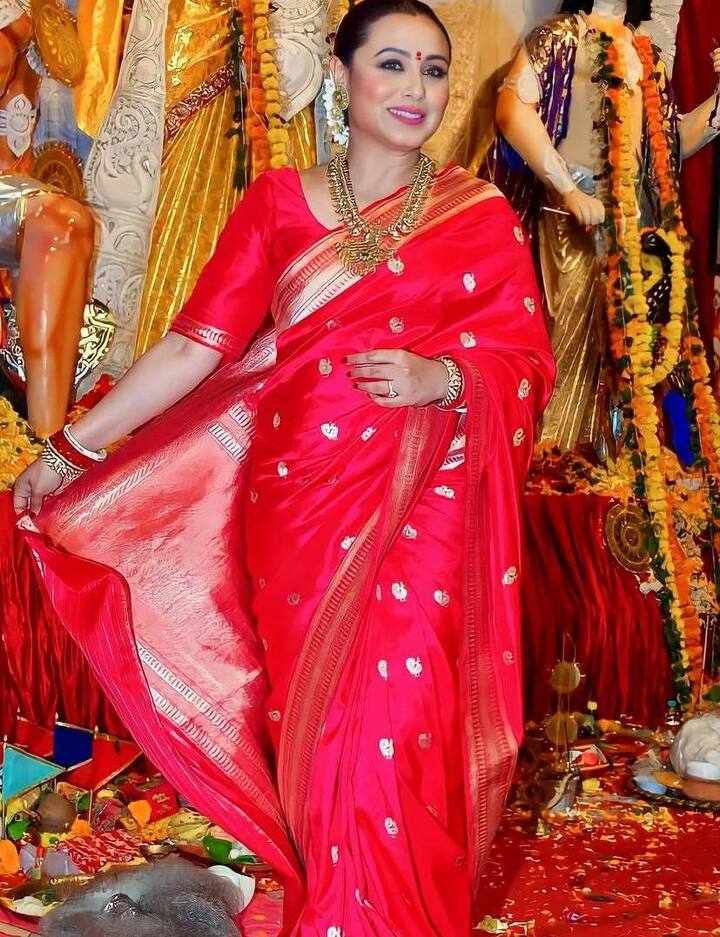 Rani Mukherjee not only darshan on the occasion of Durga Puja, but also participates in rituals and rituals. His traditional style enhances the beauty of the pandal even more.