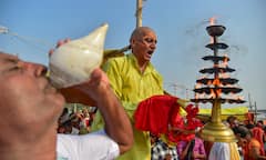 नवरात्र के पहले दिन प्रयागराज, वाराणसी, लखनऊ, मीरजापुर के मंदिरों में भक्तों का तांता, देखें ये दिलचस्प तस्वीरें