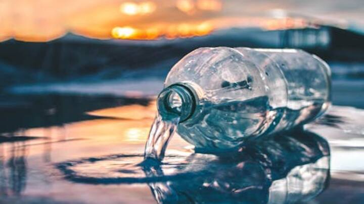 स्टेशन स्तर पर आरपीएफ या स्टेशन मास्टर को सूचना देकर भी कार्रवाई हो सकती है. रेलवे अधिकारियों का कहना है कि वेंडरों पर लगातार नजर रखी जा रही है और शिकायतें मिलने पर कड़ी कार्रवाई की जाएगी.