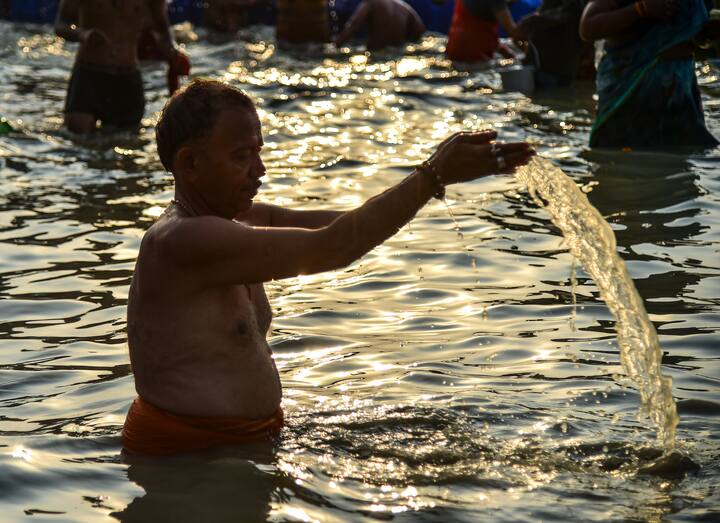 पुलिस के अधिकारियों ने बताया कि नवरात्र के पर्व को देखते हुए मंदिरों के आस-पास सुरक्षा बलों को नियुक्त किया गया है और पुरुष बल के साथ ही महिला सुरक्षाकर्मियों को भी तैनात किया गया है. उन्होंने बताया कि ज्यादा भीड़-भाड़ वाली जगहों पर ड्रोन की सहायता से निगरानी की जा रही है.