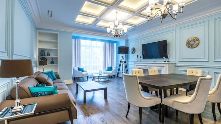 सीमेंट और सरिया के अलावा रेत, बजरी, ईंट, प्लास्टर, पाइप और फिटिंग जैसी सामग्री भी जरूरी होती है. इन पर लगभग 2,50,000 से 3,00,000 रुपये का खर्च आता है. इसके अलावा मजदूरी और छोटे उपकरणों का खर्च भी जोड़ना होगा.