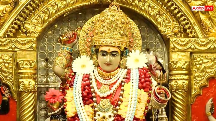 Mother's grand makeup took place in Jhandewalan temple. Devotees worshiped mother Adya Shakti by lighting a lamp and offering flowers.