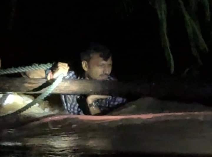 राज्यात गेल्या काही दिवसांपासून पावसानं मोठ्या प्रमाणात हजेरी लावली आहे. धाराशिव, सोलापूर, बीड, हिंगोली, जालना,सातारा जिल्ह्यासह इतर जिल्ह्यात देखील अतिवृष्टीमुळं मोठं नुकसान झालं आहे. एनडीआरएफच्या पथकांकडून पुराच्या पाण्यात अडकलेल्या नागरिकांना सुरक्षित स्थळी पोहोचवलं जात आहे. धाराशिवचे खासदार ओम राजेनिंबाळकर यांनी परंडा तालुक्यातील एका बचावकार्याची माहिती दिली आहे.