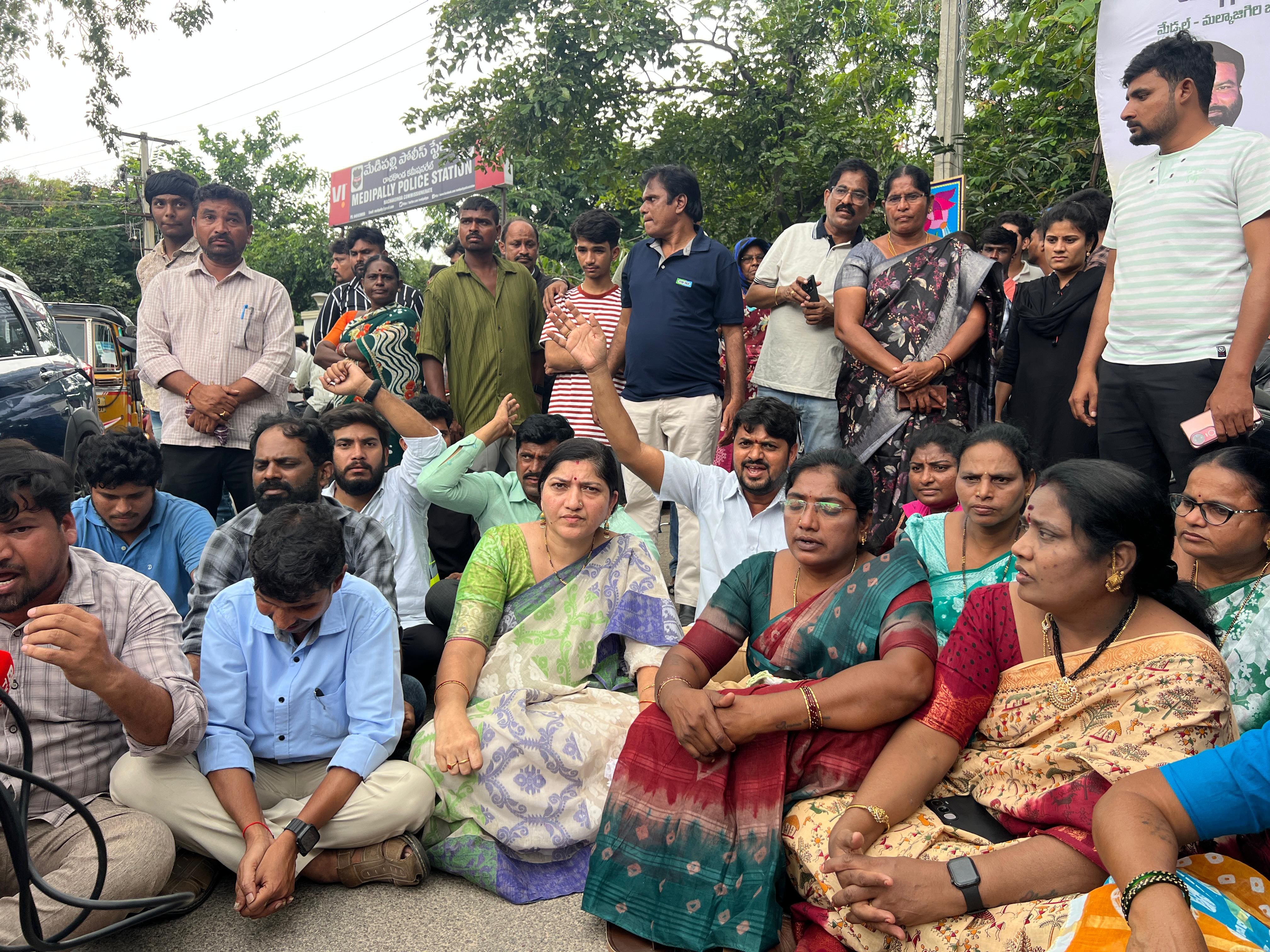 Adilabad Latest News: బార్కెళ్లి తాగిన ఇంజినీరింగ్ స్టూడెంట్స్- బిల్ చెల్లించాలని జూనియర్పై ర్యాగింగ్- తట్టుకోలేక విద్యార్థి సూసైడ్