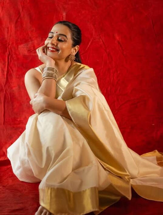 विद्या बालन का फैशन सेंस हमेशा से ही ट्रेंड सेट करता आया है. खासकर जब बात ट्रेडिशनल लुक्स की हो तो उनकी सादगी और एलीगेंस हर किसी का दिल जीत लेती है. नवरात्रि के मौके पर अगर आप साड़ी पहनने का सोच रही हैं तो विद्या बालन के ये खूबसूरत साड़ी लुक्स आपके लिए बेस्ट इंस्पिरेशन साबित हो सकते हैं. आइए देखतें हैं खूबसूरत तस्वीरें.