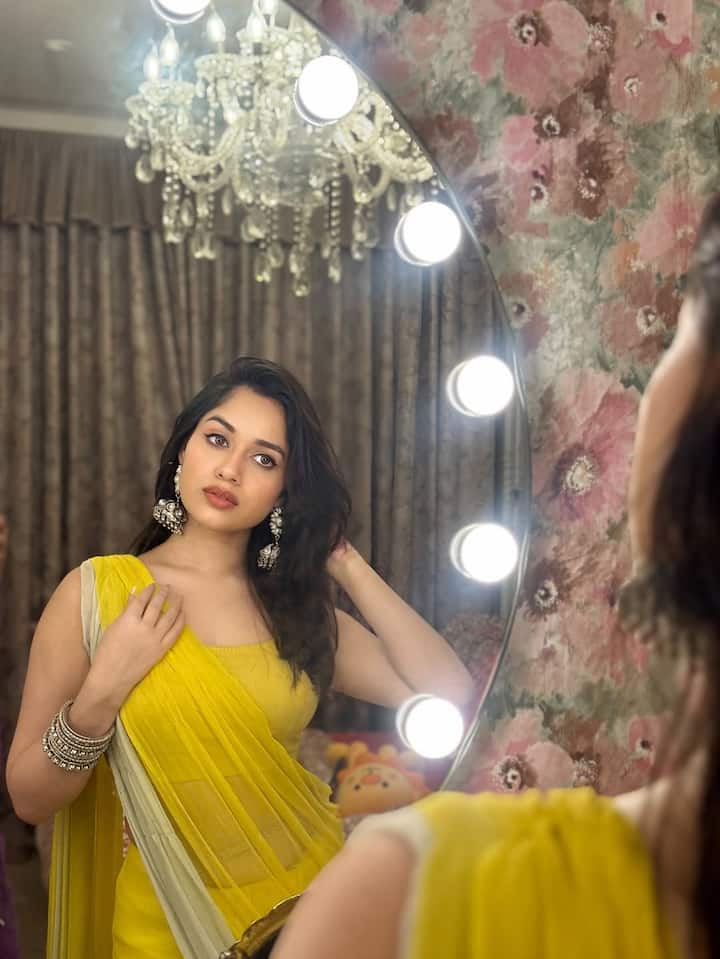 Jannat has sparked dating rumours with YouTuber and Bigg Boss OTT 2 winner Elvish Yadav. Recent romantic pictures of the duo, including a red-saree look, set social media abuzz.