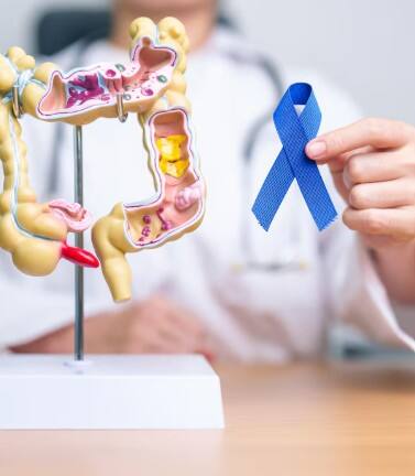 ਕੈਂਸਰ ਦੇ ਮਰੀਜ਼ਾਂ ਨੂੰ ਪੋਸ਼ਣ ਲਈ ਜੂਸ ਪੀਣ ਦੀ ਸਲਾਹ ਦਿੱਤੀ ਜਾਂਦੀ ਹੈ, ਪਰ ਅਮਰੀਕੀ ਖੋਜੀਆਂ ਦੇ ਅਨੁਸਾਰ ਮਿੱਠੇ ਪਦਾਰਥਾਂ ਨਾਲ ਕੋਲੋਰੈਕਟਲ ਕੈਂਸਰ ਤੇਜ਼ੀ ਨਾਲ ਵਧ ਸਕਦਾ ਹੈ। ਬਾਜ਼ਾਰ ਵਿੱਚ ਮਿਲਣ ਵਾਲੇ ਇਹ ਮਿੱਠੇ ਪਦਾਰਥ ਗਲੂਕੋਜ਼ ਅਤੇ ਫਰੁਕਟੋਜ਼ ਦੇ ਮਿਕਸ ਨਾਲ ਬਣੇ ਹੁੰਦੇ ਹਨ।